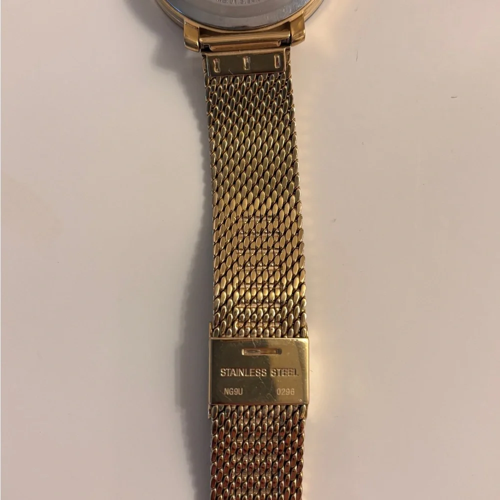 Movado Gold Mesh Women's Watch
Used in fair condition. Needs a new battery. - Picture 4 of 7